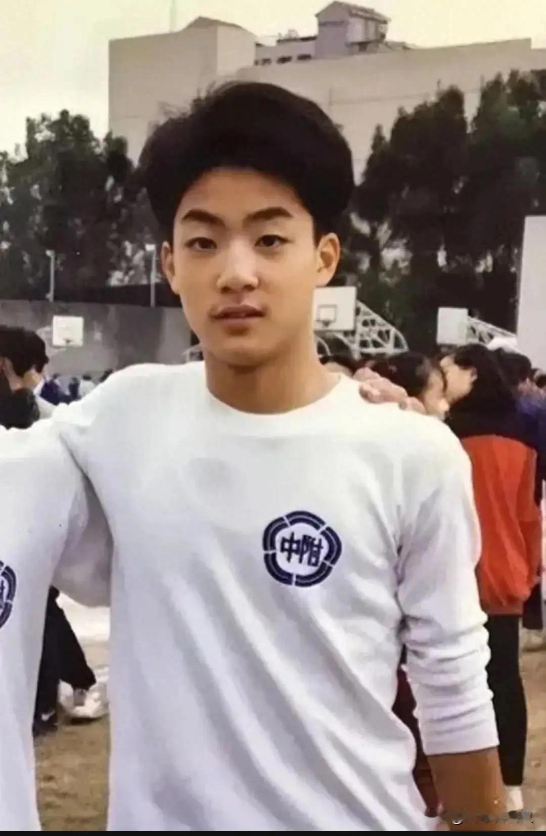 少年时代的蒋万安和年轻时的蒋孝严不怎么像，倒是蒋万安的二姐有几分像蒋孝严。