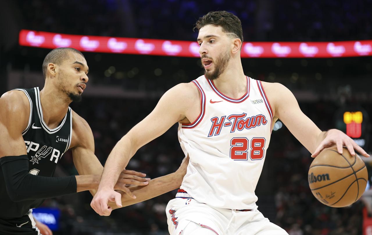 火箭队前一场输给了东部非季后赛球队芝加哥公牛队。那场比赛火箭队输了8分，而且让公