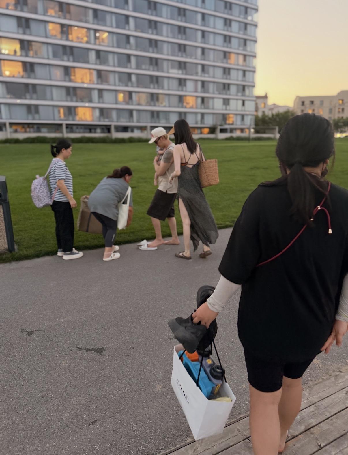 陈伟霆一家三口在阿那亚游玩，被偶遇。何穗身材依旧能打，不愧是模特出身。

陈伟霆