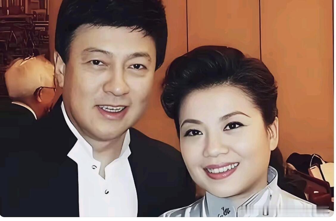 两位歌唱家，一个是个子不高挑，但她端庄大气，是有福气的女人，面相温和，一个是帅气