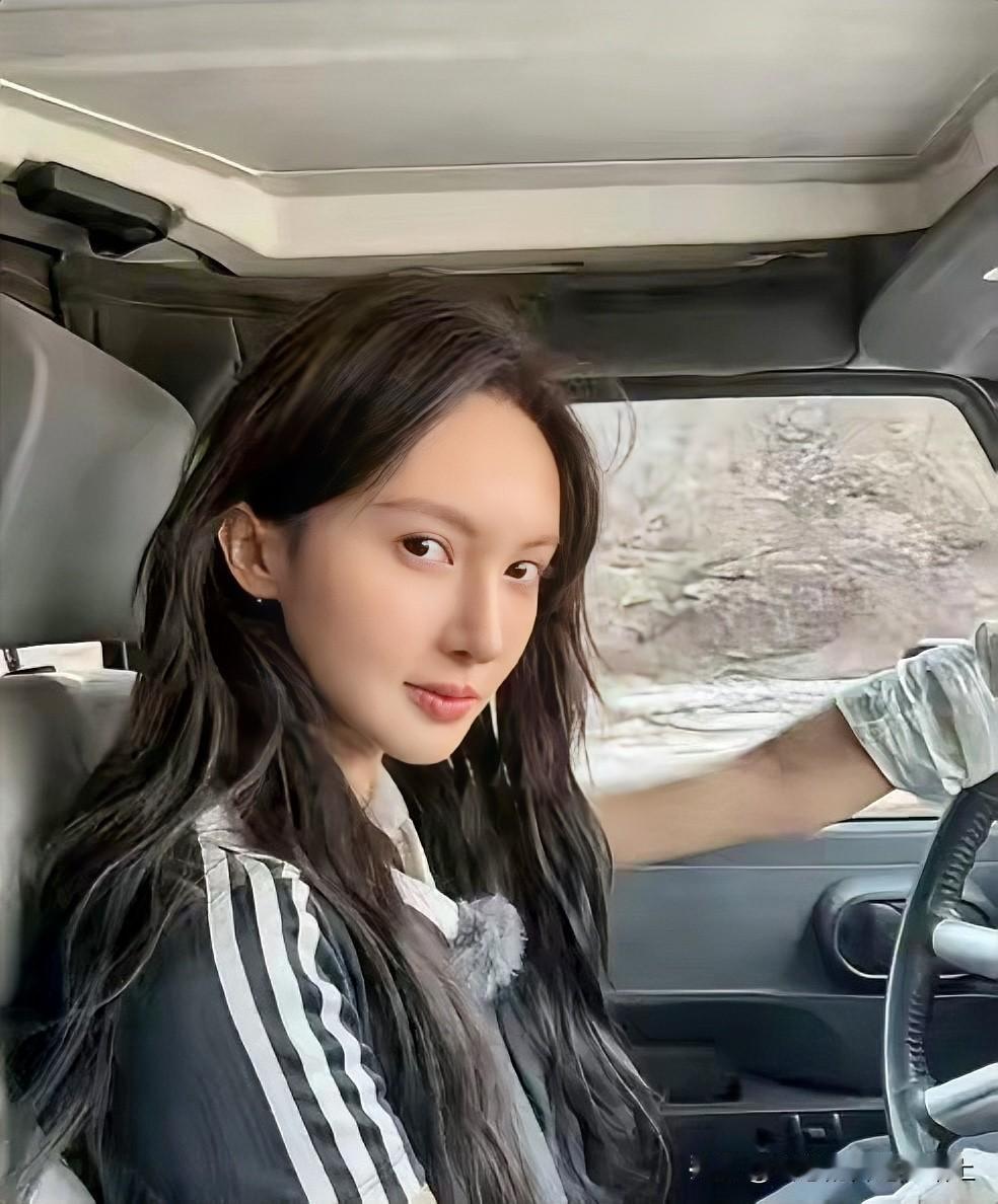 OMG，狗仔发微博、称金晨在去年3月曾发生过交通事故。发生后，她让助理顶包，自己