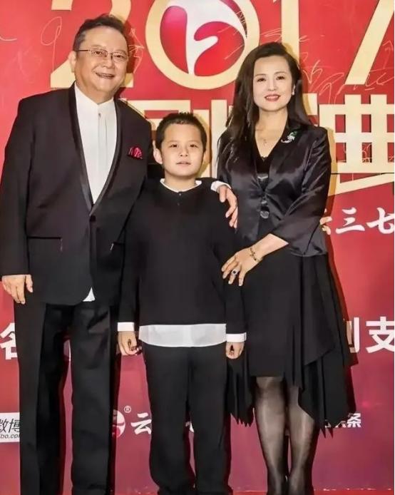 78 岁的王刚，60 岁的时候得了一子，本以为晚年可以安享清福，没想到现在 17