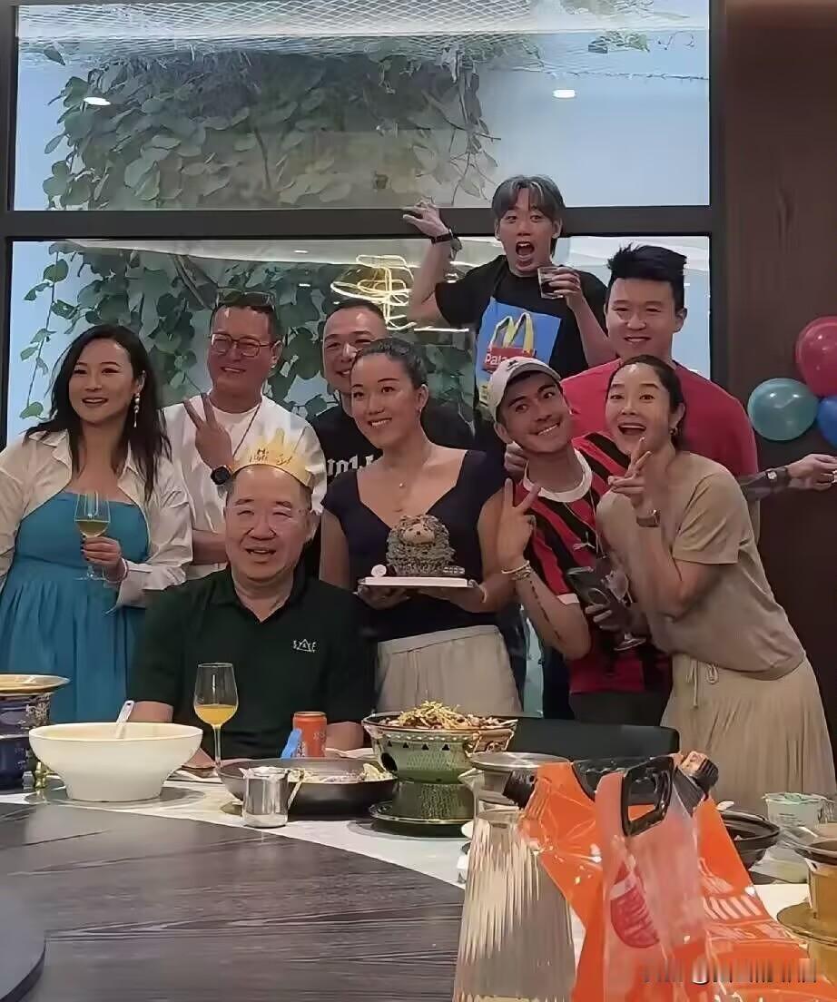 英达这下笑不出来了，
不是他又离婚了，
而是他办66岁寿宴，大儿子巴图没到场，2