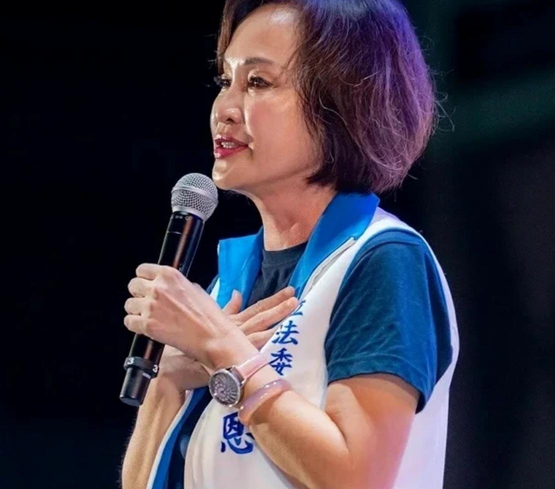 事发南台湾高雄。国民党籍参选人柯志恩团队在参加完一民众告别式后做蠢事，竟然发名片