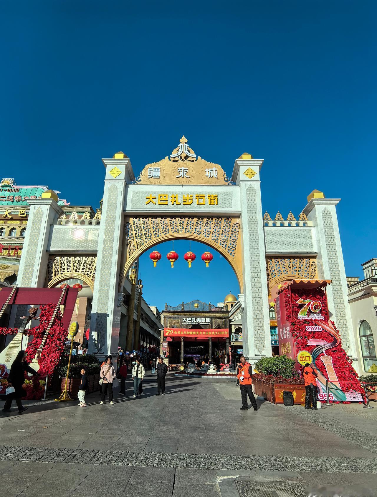 自驾新疆第六天，上午去逛逛新疆国际大巴扎。 ​​​