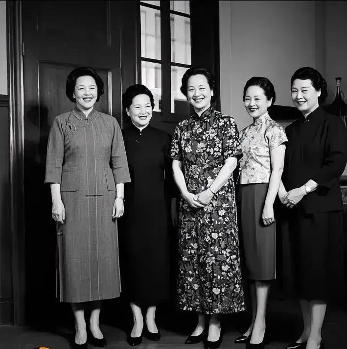 她们是哪个年代的人啊，这容貌气质简直比翻了。漂亮端庄，仪态大方，笑容可掬，温文尔