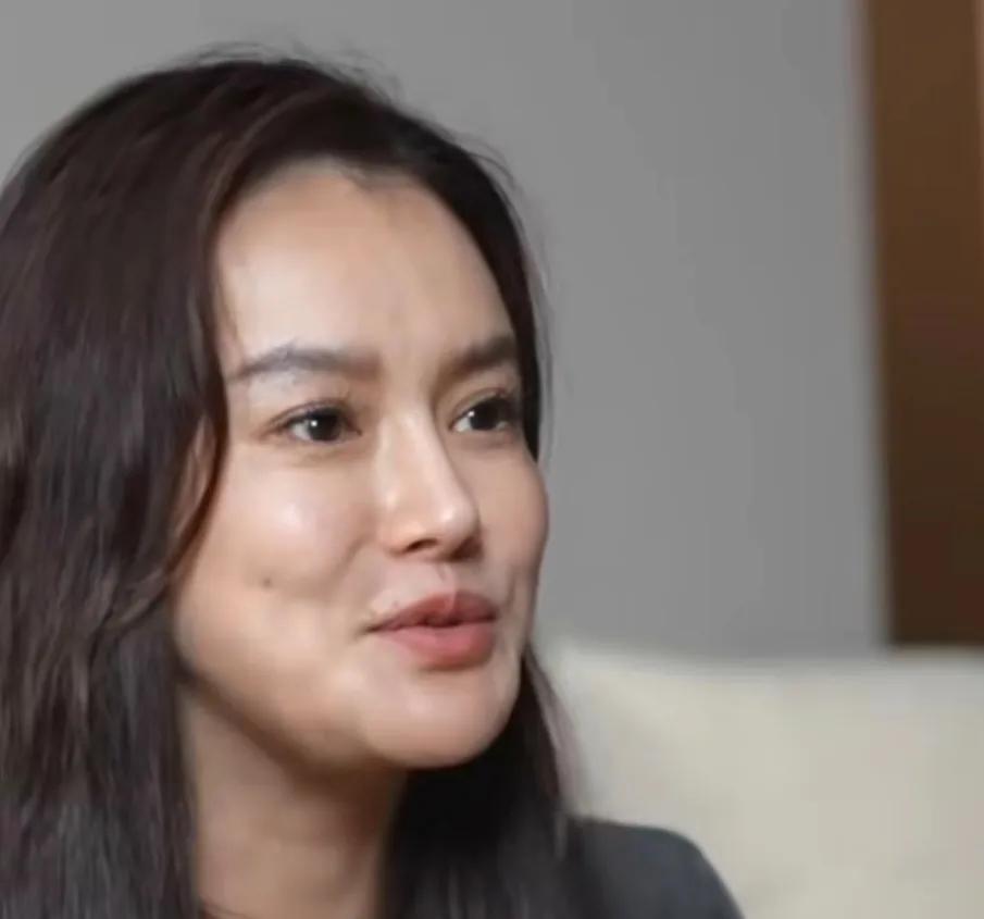 冉莹颖说邹市明的钱是邹市明自己赔的，不过网友都怪罪到她身上。她说网友这么说也无所