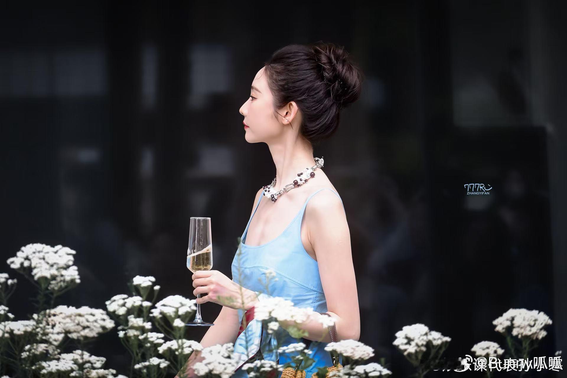 张艺凡冷白皮张艺凡白到我近视都好了 站在人群里最突出的永远是她，冷白皮自带高光效