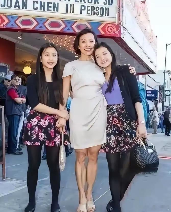 61岁的陈冲把两个女儿养的水灵灵，胖乎乎的，非常漂亮有灵性，而她却老了。陈冲的脸