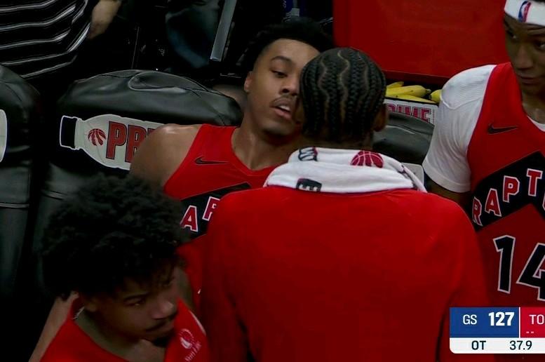 看到这一幕：你就明白勇士输的一点都不冤，猛龙活该你赢球，因为勇士遇见了逆天的巴恩