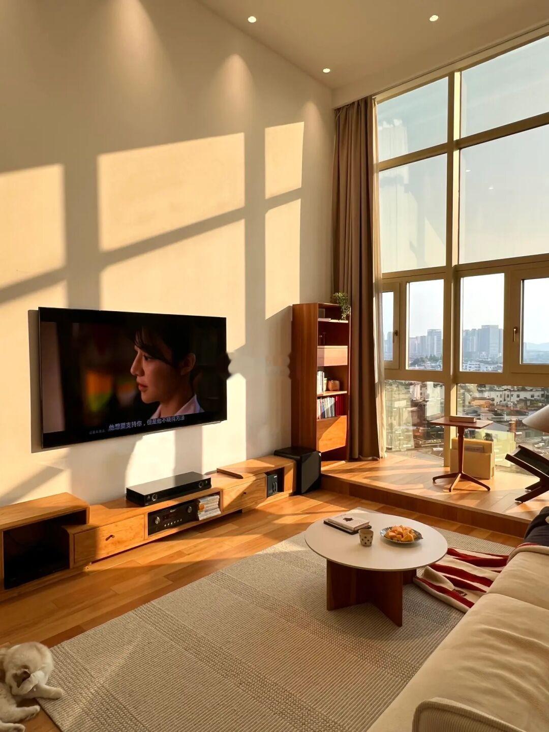 夕阳包围下的复式loft，温馨又惬意