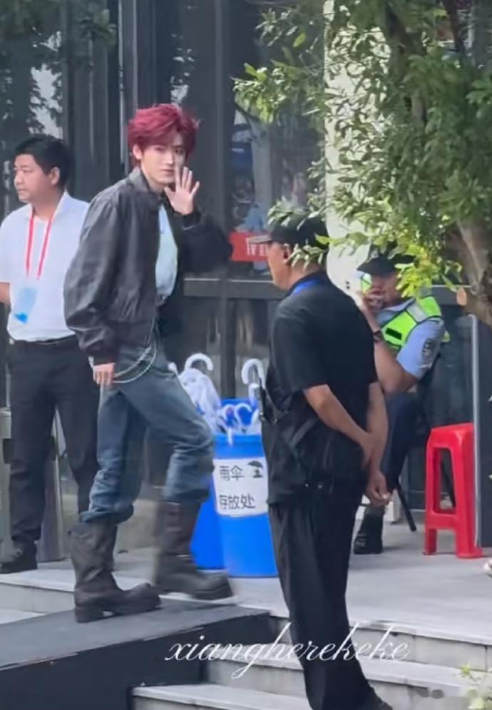 宋亚轩红发返场 宋亚轩又以红发造型营业啦，国乐无双上班路状态满分，皮衣和靴子搭配