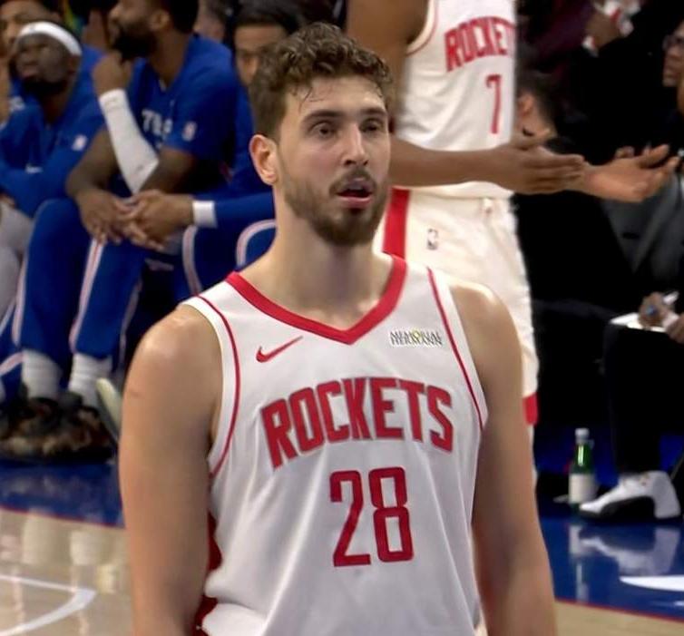 这是火箭球迷失望的一天
面对没有东契奇和里弗斯的残阵湖人，火箭非但没有顺利拿下G