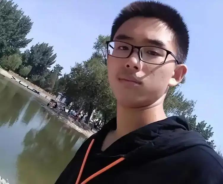 他因沉迷游戏被北大劝退！父母绝望，亲友嘲弄，不曾想到，2020 年他复读考了71