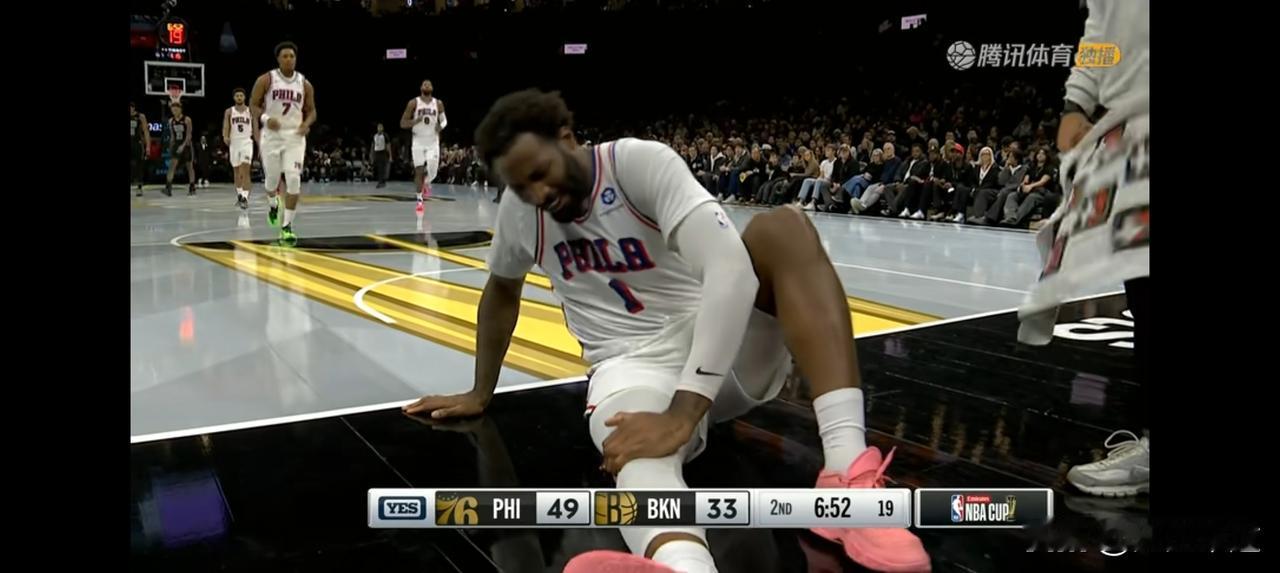 保罗乔治又复出上半场爆砍14分，突发桩神第二节膝盖受伤，痛苦被扶下场！
大帝恩比