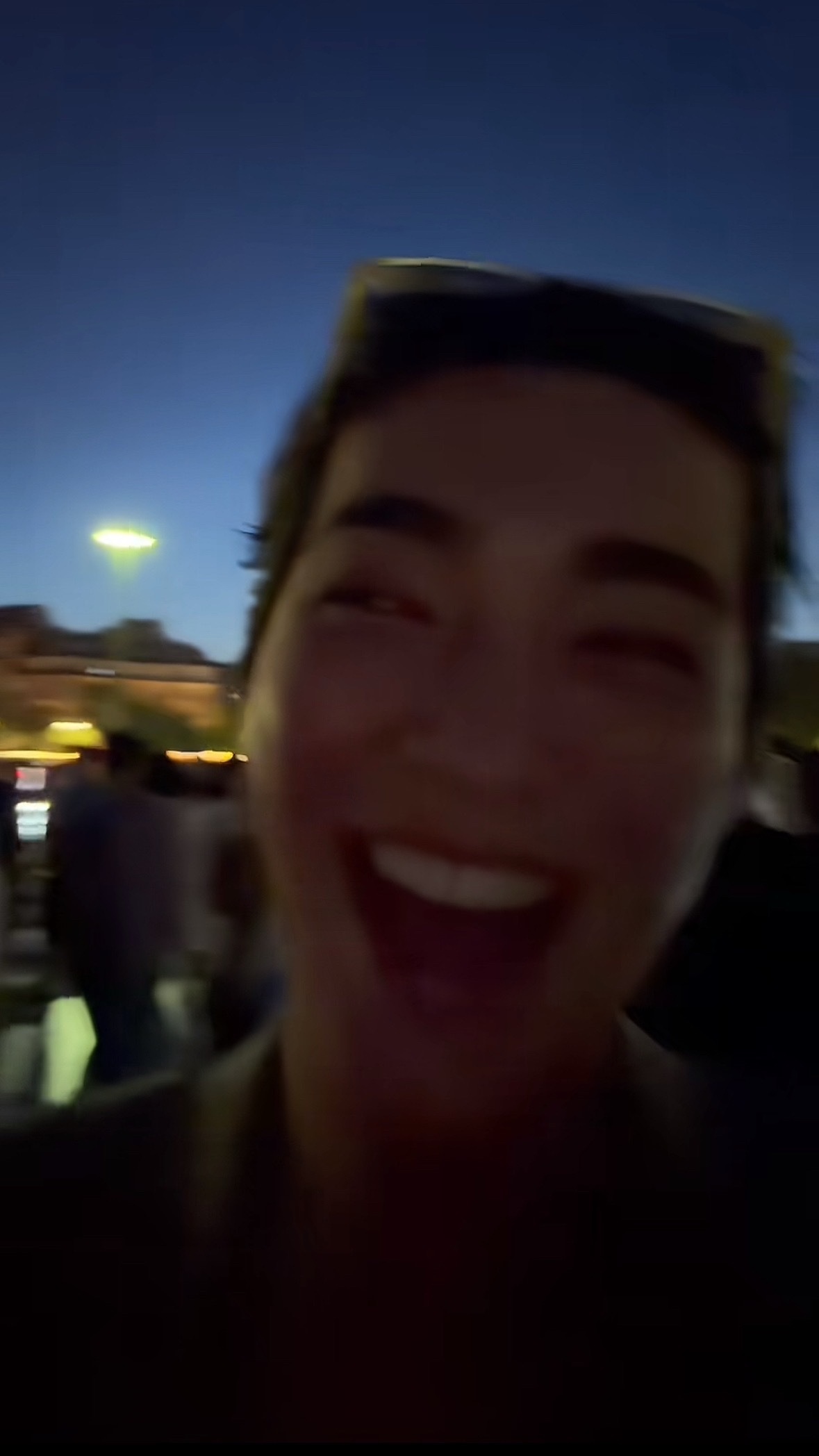 门牙中间有条缝显得人特单纯 