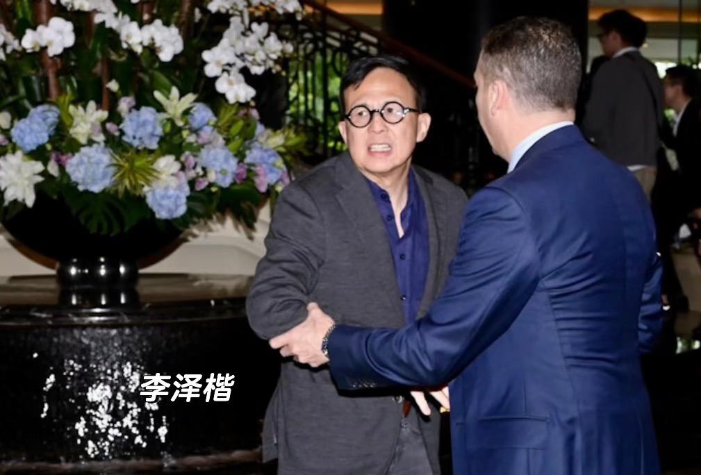 何超蕸追悼会现场，香港四大家族竟罕见集体出动。59 岁李泽楷代表父亲李嘉诚现身，