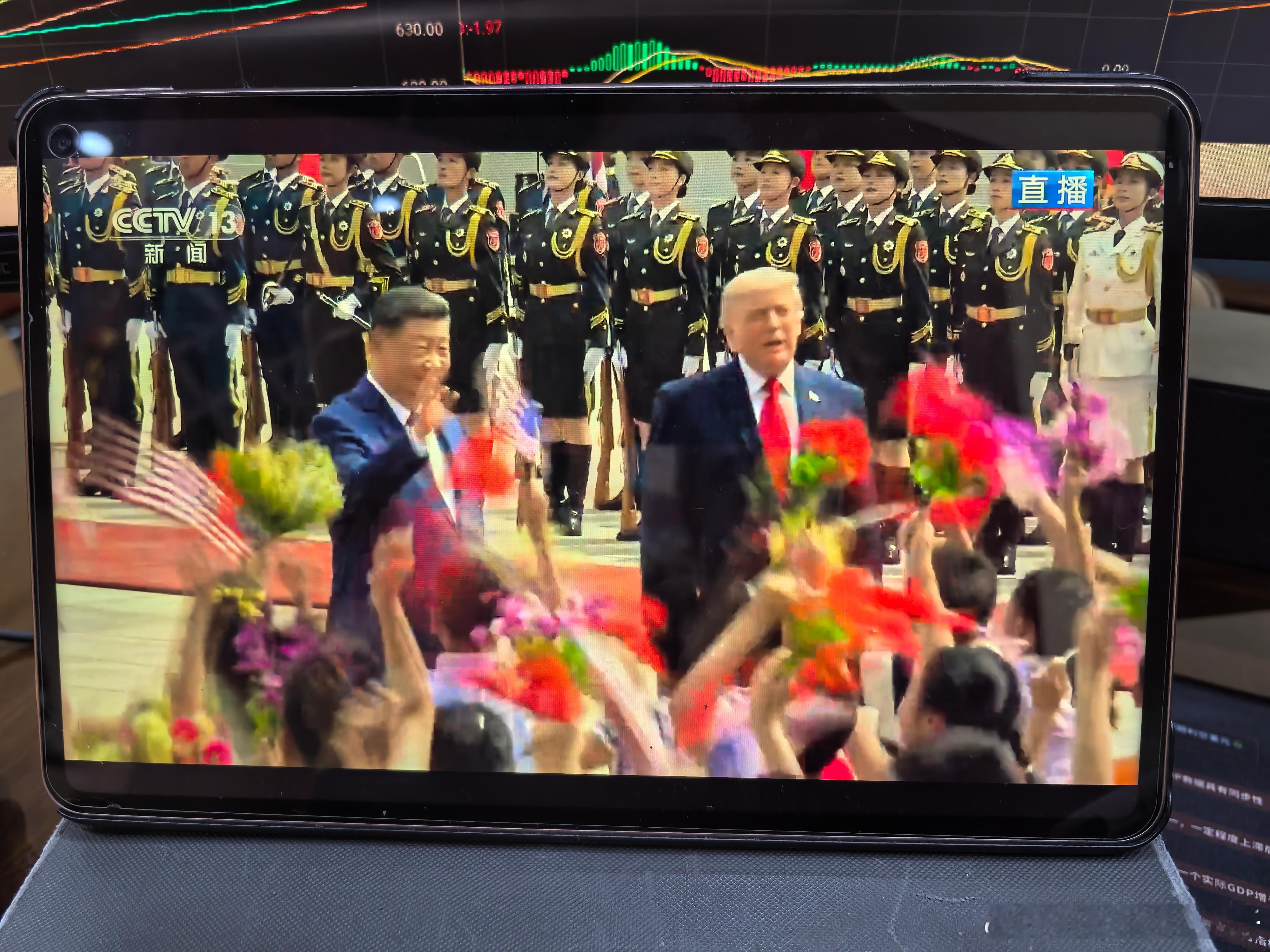心情愉快，一直在敬礼 