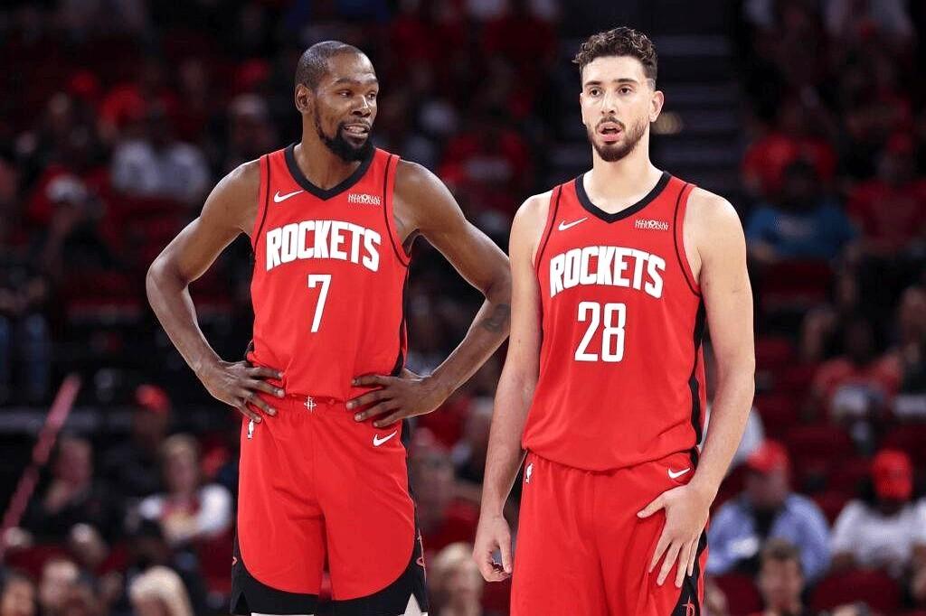 杜兰特在火箭场均36.6分钟，联盟前三，这强度迟早要出事。他37岁了，还这么拼，