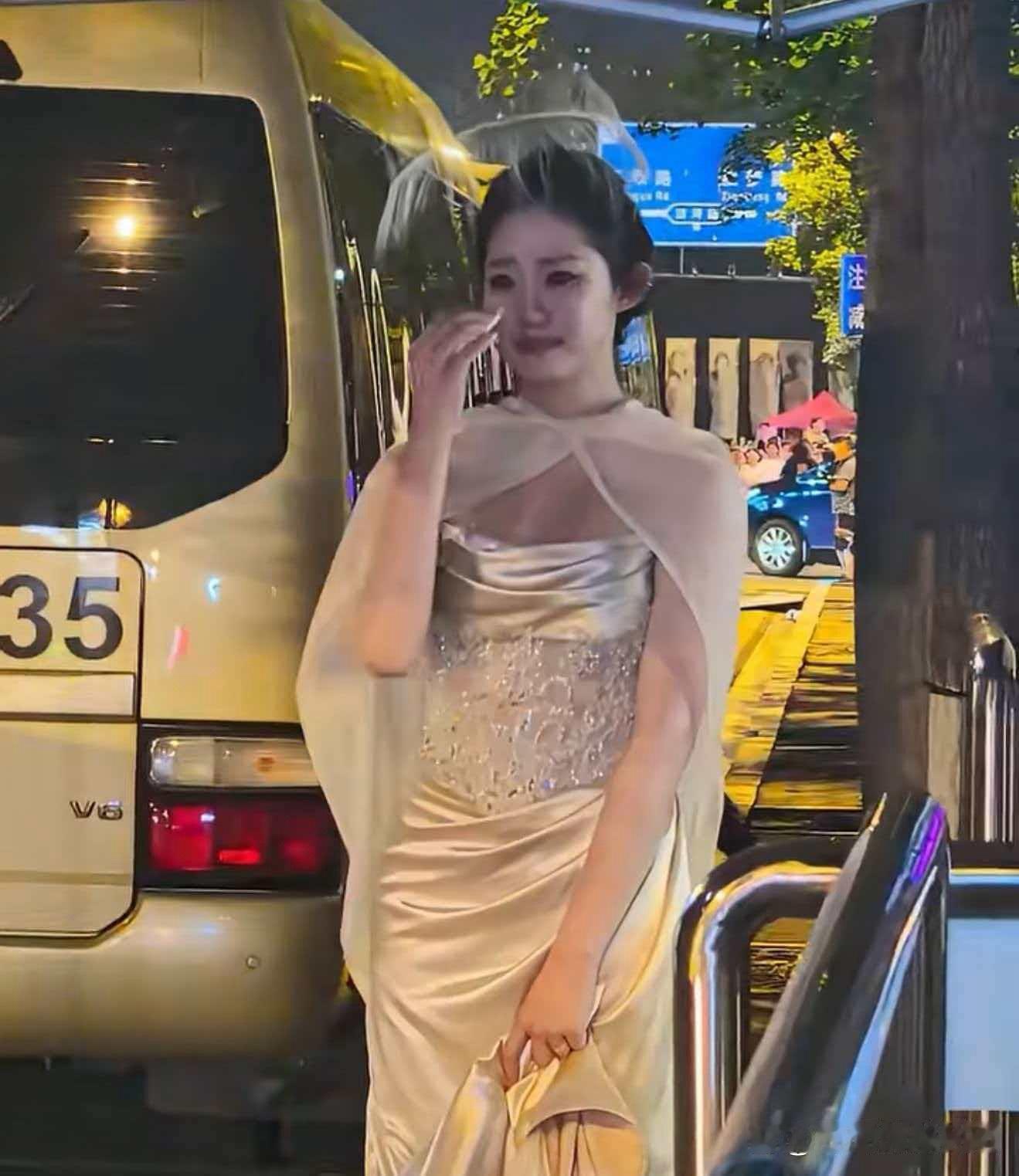 浪姐直播结束后，万千惠穿着比赛时的礼服，站在马路边哭的泣不成声 