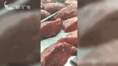 厦门摊贩耍“肉把戏”，159万黑心钱换牢狱灾！
 
家人们，厦门这事儿也太气人又