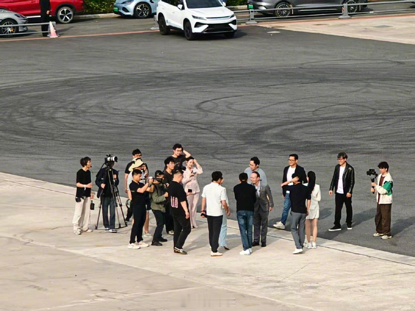 腾势d9把老车主宠上天了 朋友们，腾势D9这次真把老车主宠上天了！直升机接10位