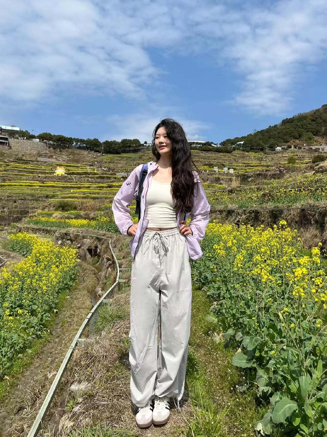 田野 山坡，充满生机的地方。春天一到，它们就像被大自然唤醒，绿意盎然。