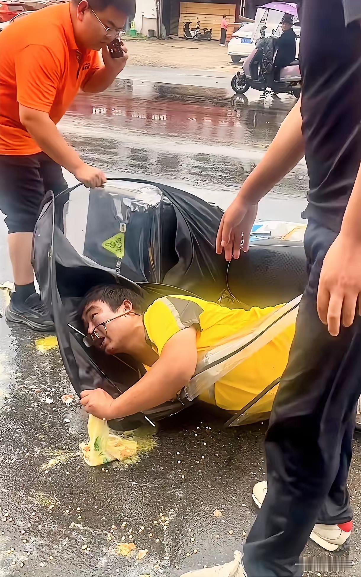 外卖小哥在送鸡蛋途中不幸摔倒，鸡蛋碎了一地，路人尝试着想把他扶起来，发现地上边上