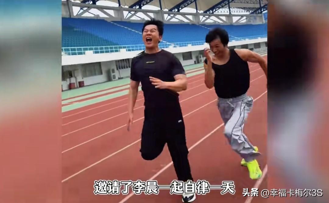 看见47岁的李晨和花小龙玩撕名牌，跟拎小鸡似的，才知道李晨还是那个大黑牛!
 