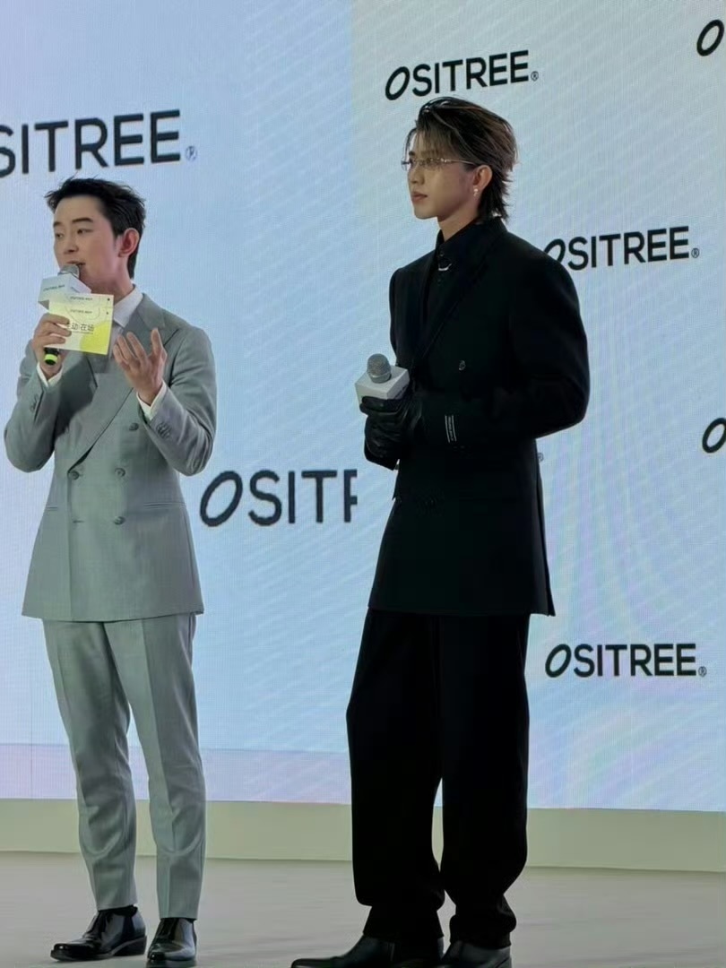 小黄豆去看蔡徐坤 蔡徐坤现在应该是唯一一个没有任何男黑粉的男明星了吧。以前大家都