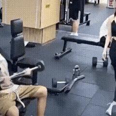 美女身手不凡，帅哥有点尴尬 