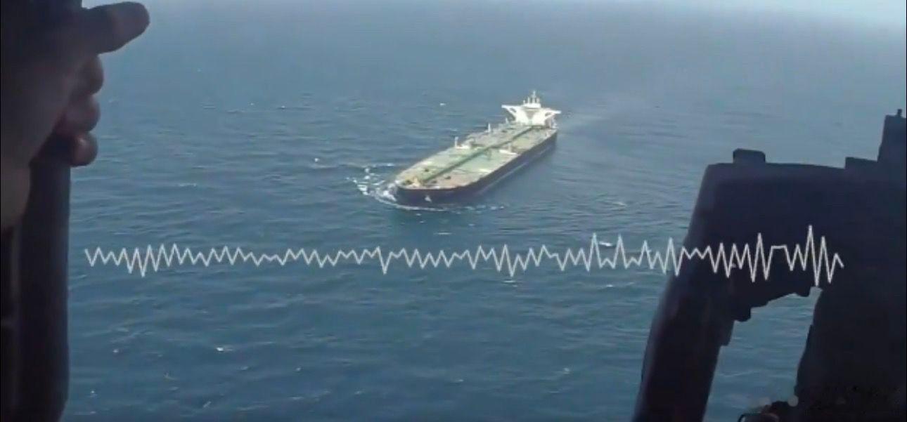 美海军护送一艘油轮过霍尔木兹海峡。美伊以冲突伊朗伊朗接受停火提议