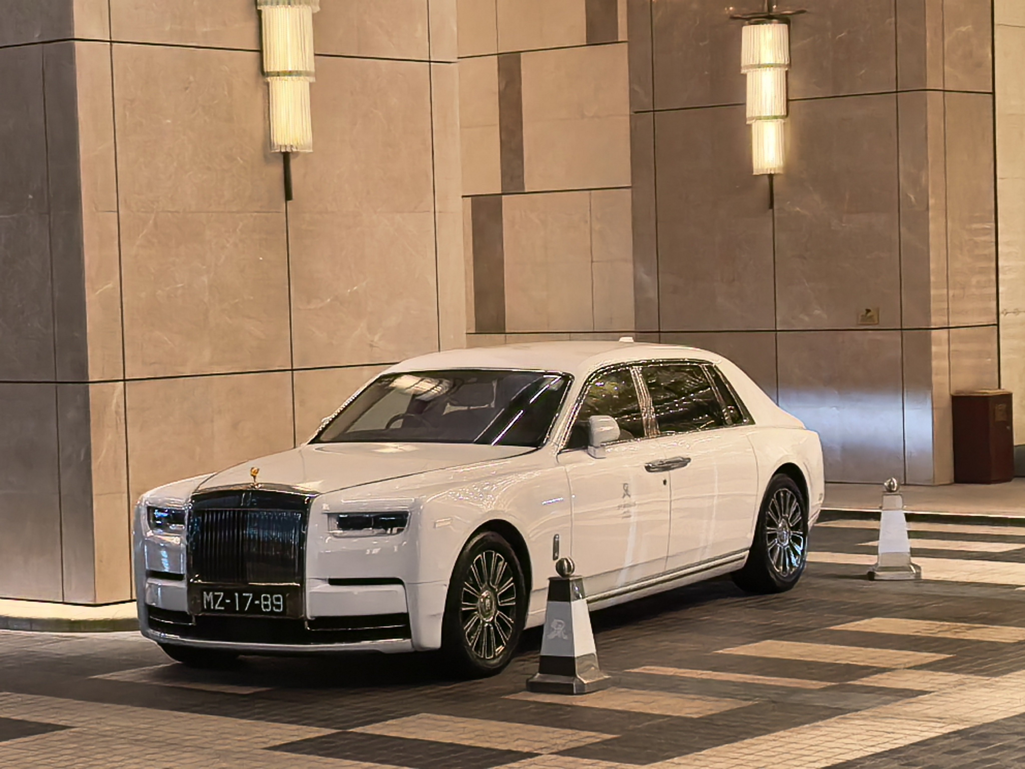 豪华大酒店门口，都必备一台劳斯莱斯幻影加长，到底干什么用呢？没怎么看开？ 