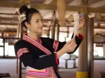 [微风]1970年，17岁知青马明辉在河边，不小心看见个陌生姑娘洗澡。他赶紧道歉
