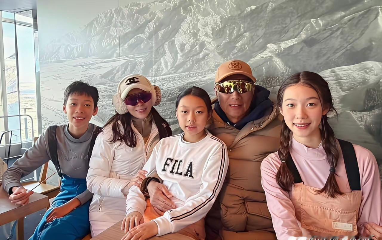 2008年，58岁的郭台铭在舞池里，做了一个比收购夏普更果断的决定。
他停掉了所