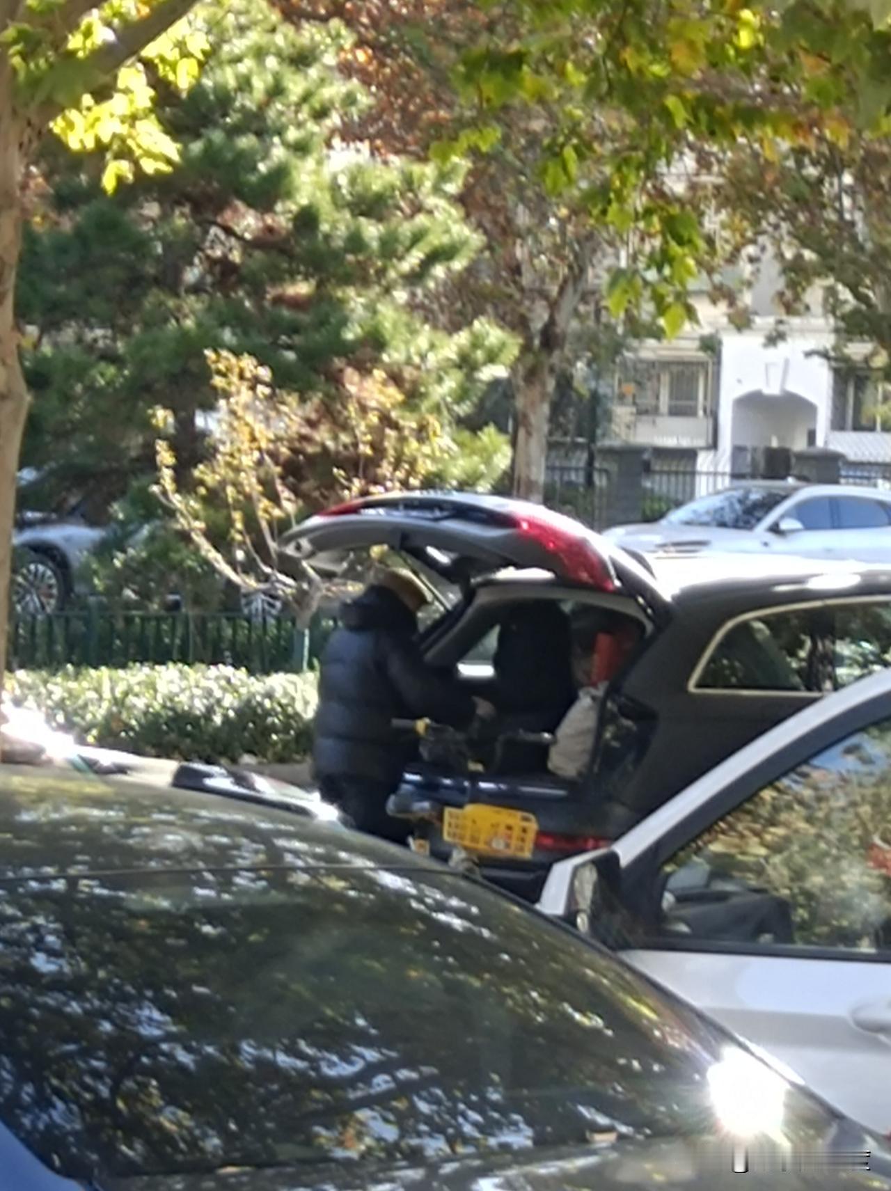 白嫖衣服厚颜无耻正常化

一辆鲁A奥迪车主把车停北京大学第一医院（大兴院区）附近