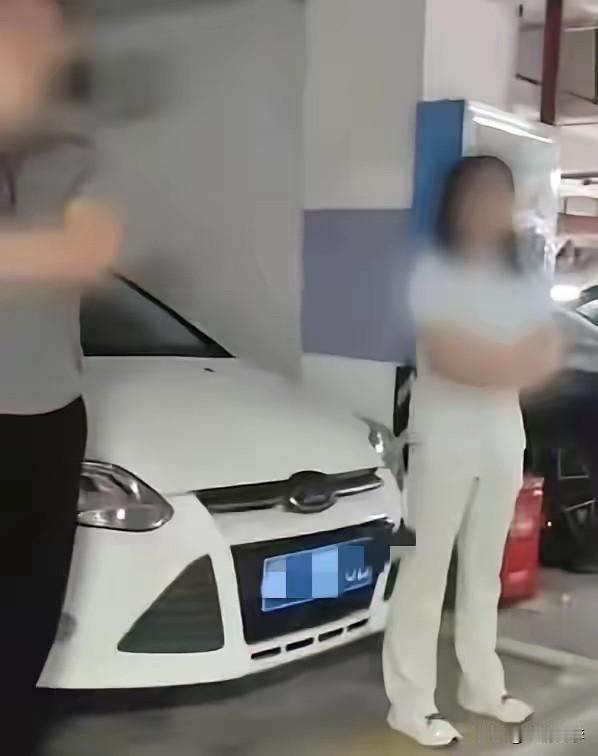 彭某某的眼镜男朋友，才是令人捉摸不透的狠角色。

为什么被占车位的闵先生在6轮调
