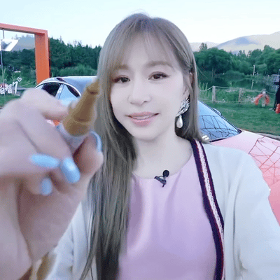 王心凌  这小手哪里是在招呼镜头啊，分明是在勾我的魂吧