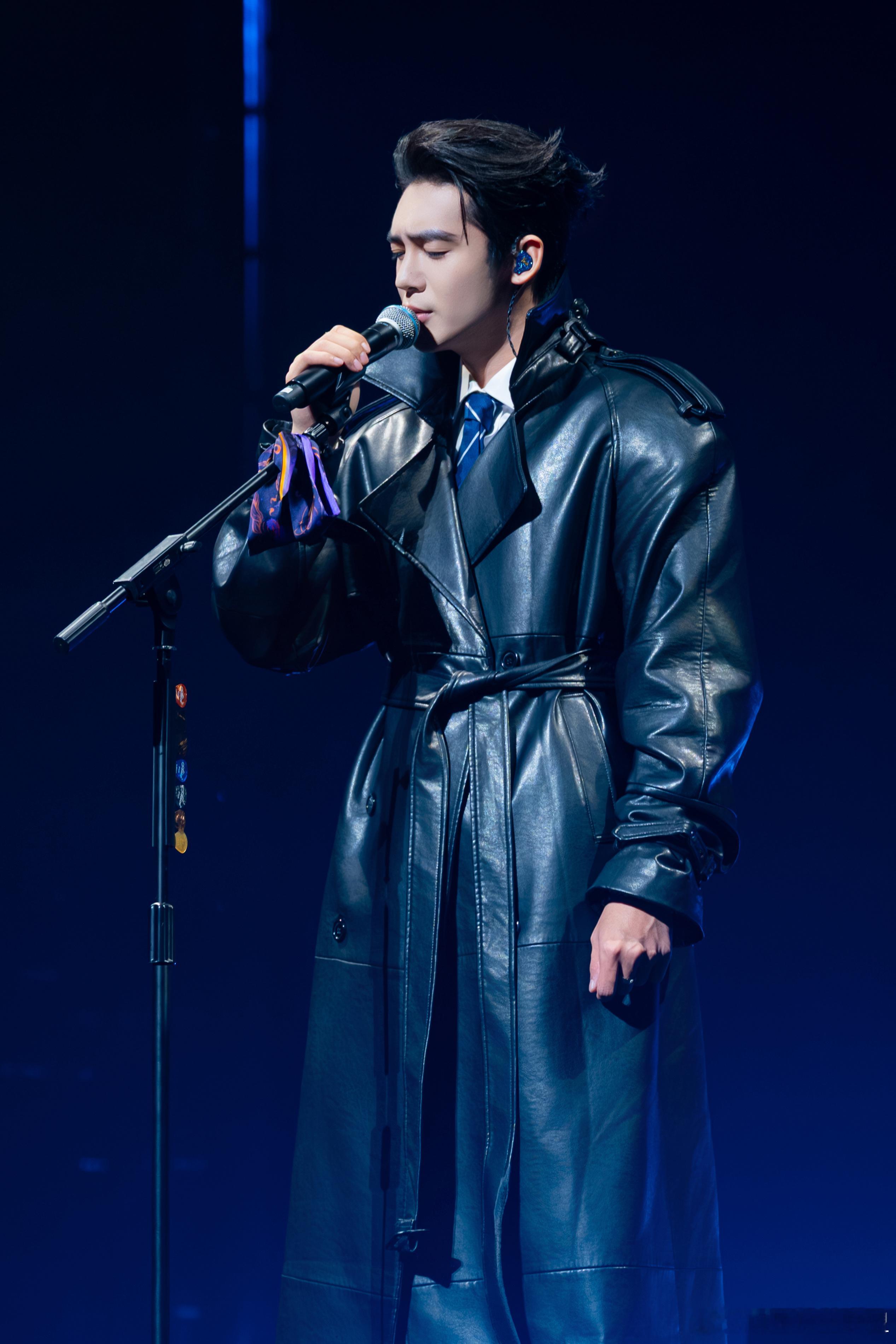 于适成都演唱会 要怎么跟你们形容于适的演唱会！今晚成都帅出新高度！穿最正的衣裳，