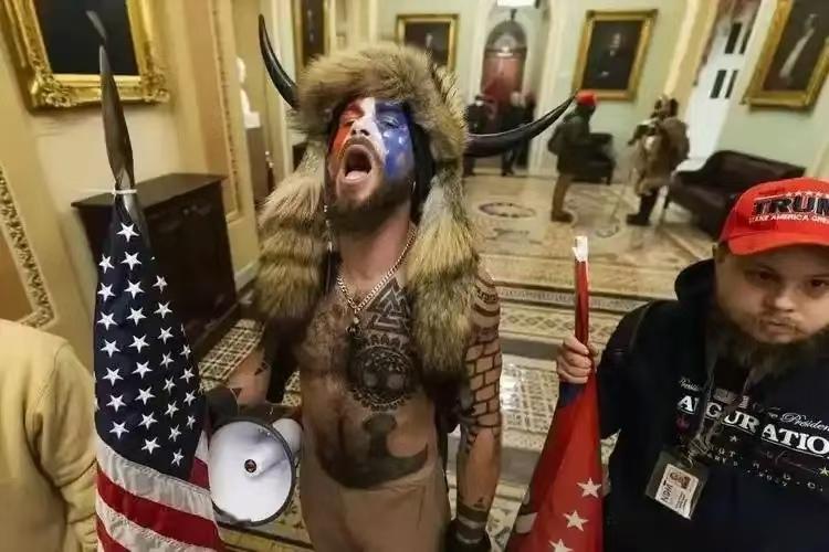特朗普的铁粉造反了，MAGA的代表人物之一牛头人反了