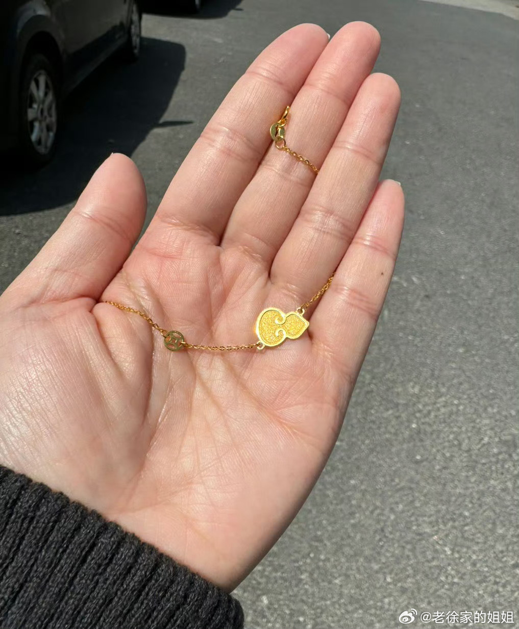 现在金价多少啊？我之前捡的那条金链子找不见了，我想着明天带去六福看看真假，以及以