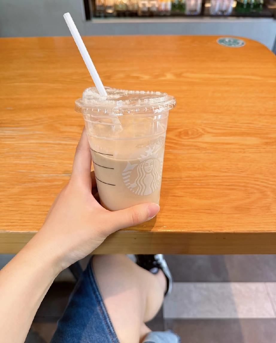 我发现一个规律，只要天气一热，奶茶店里和那种大型的餐馆里就会做满了年轻人，他们每