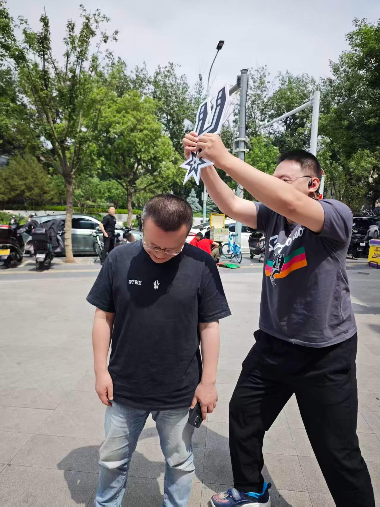 昨天比赛之前就约好去吃饭，比赛结束身心俱疲一度不太想去，但想了想根据经验，线下和