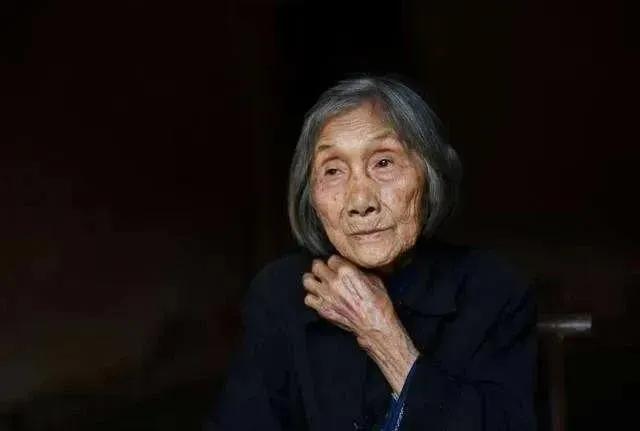 1937年，一年轻女子“女扮男装”要逃出南京。谁知，日军竟然对她进行“摸裆”检查