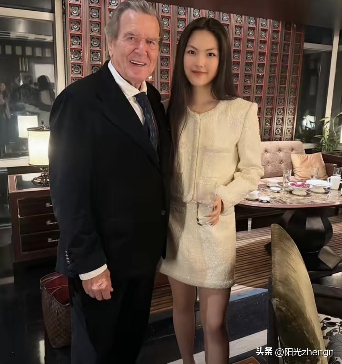这是一场高规格的晚宴聚会，照片里这位外国长者是德国前总理施罗德，李湘带着女儿王诗