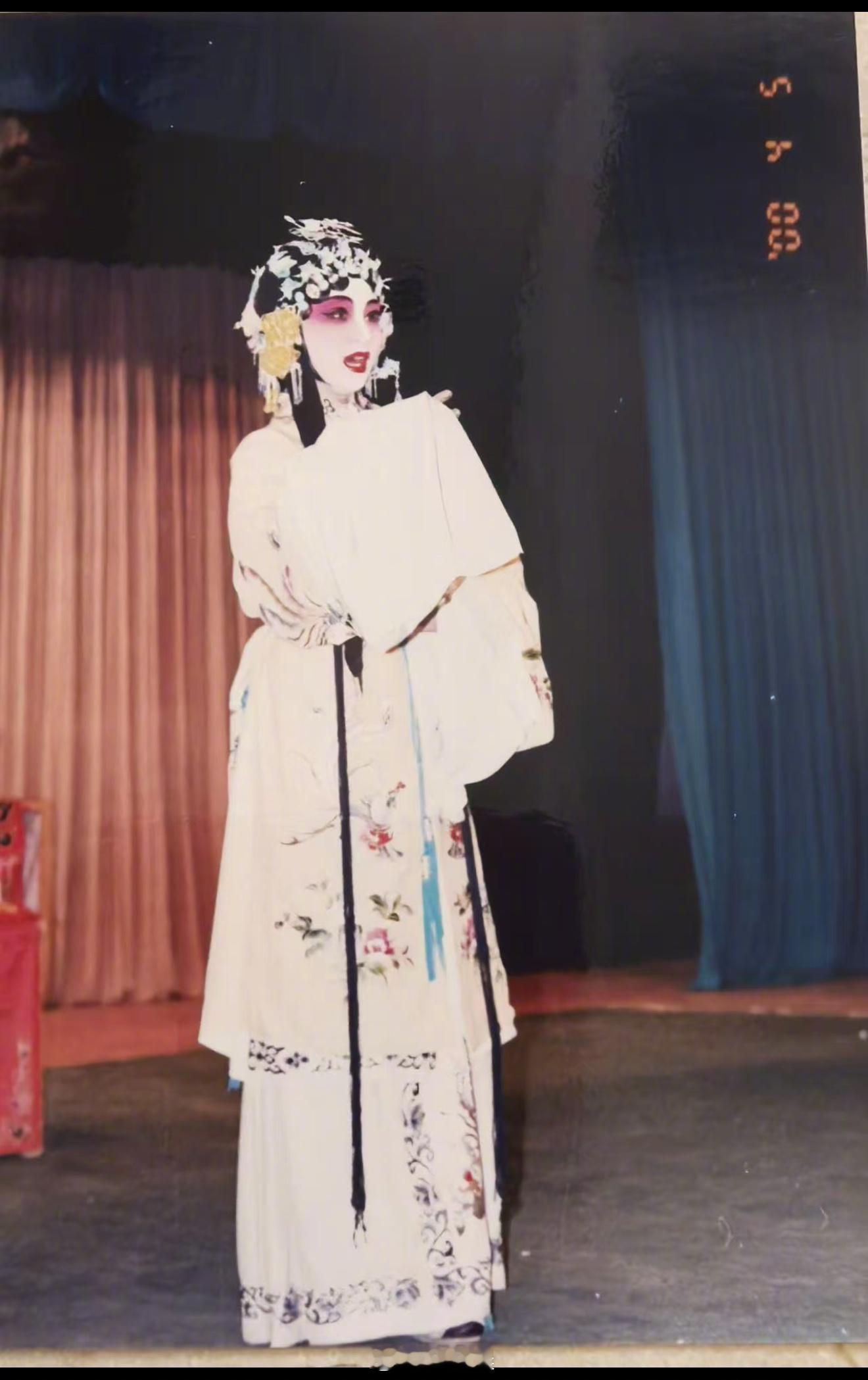 第一次做主角的时刻 翻到小时候学京剧时，第一次上台表演的老照片，这个唱戏的小不点