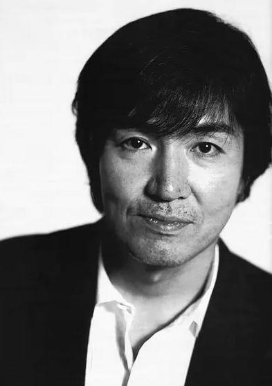 日本推理作家东野圭吾，于2026年7‑23因大肠癌离世，终年68岁。作品兼顾悬疑