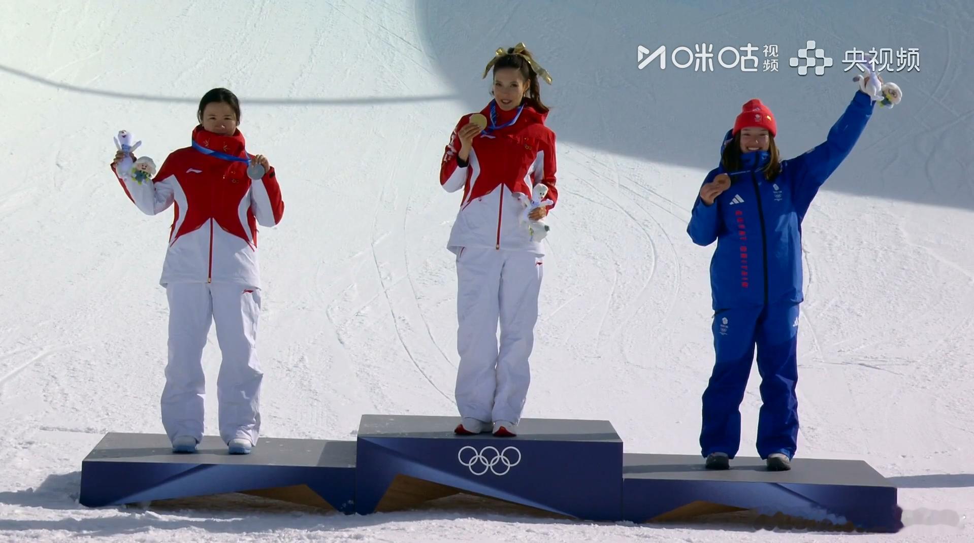 谷爱凌金牌李方慧银牌 中国姑娘太棒了！谷爱凌李方慧拥抱