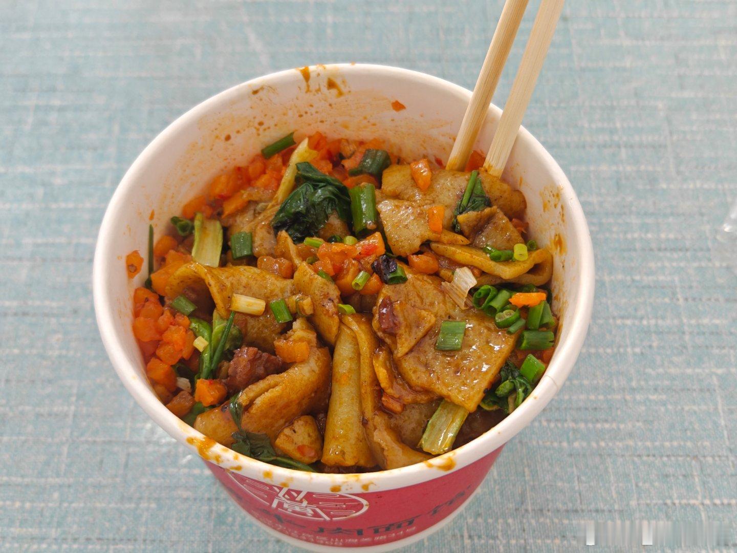 这几天的生活水平有点超标[污]还是第一张的牛腩豆丝更接地气一些[笑cry]  ​