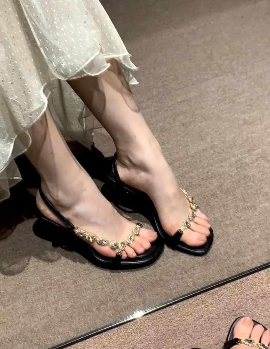 攒钱买鞋｜2026年第019/n双
鞋柜里总要有一双 晒我的新鞋 每双都在发光 